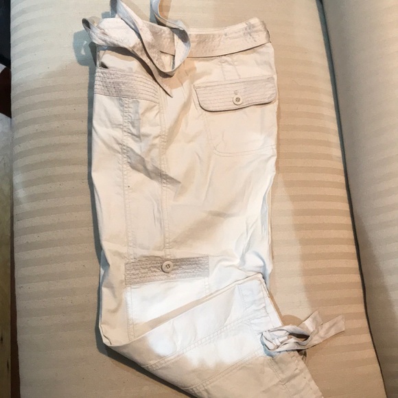 Crop pant With Drawstring wAist and front pockets. - Picture 8 of 8